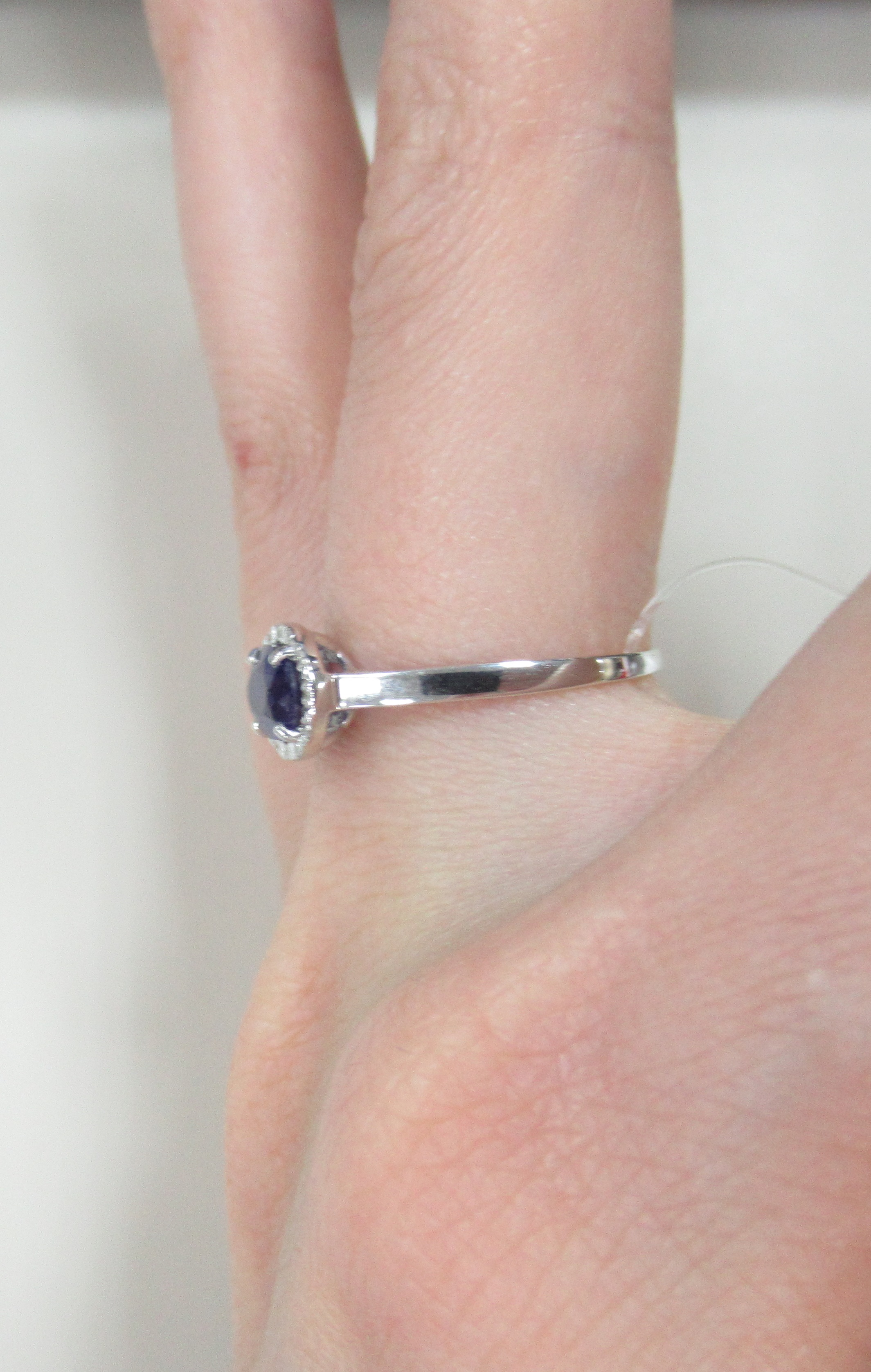 Кольцо из белого золота с сапфиром